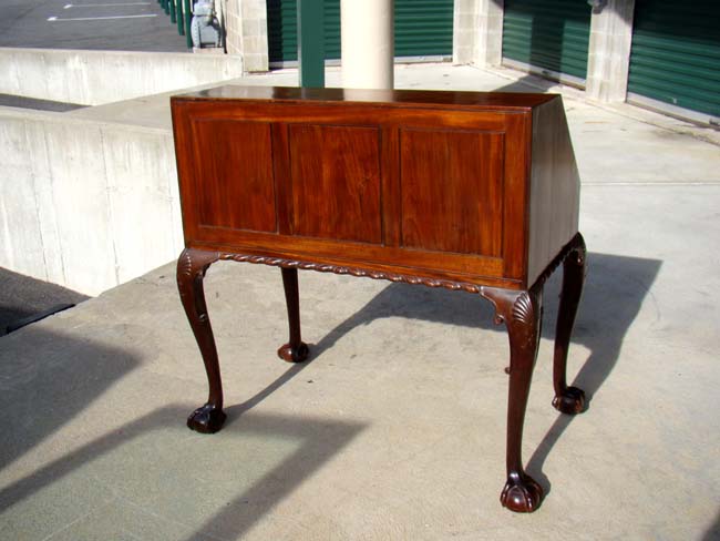 An 18th century Irish mahogany slant-front desk on cabriole legs circa 1750 — image 4